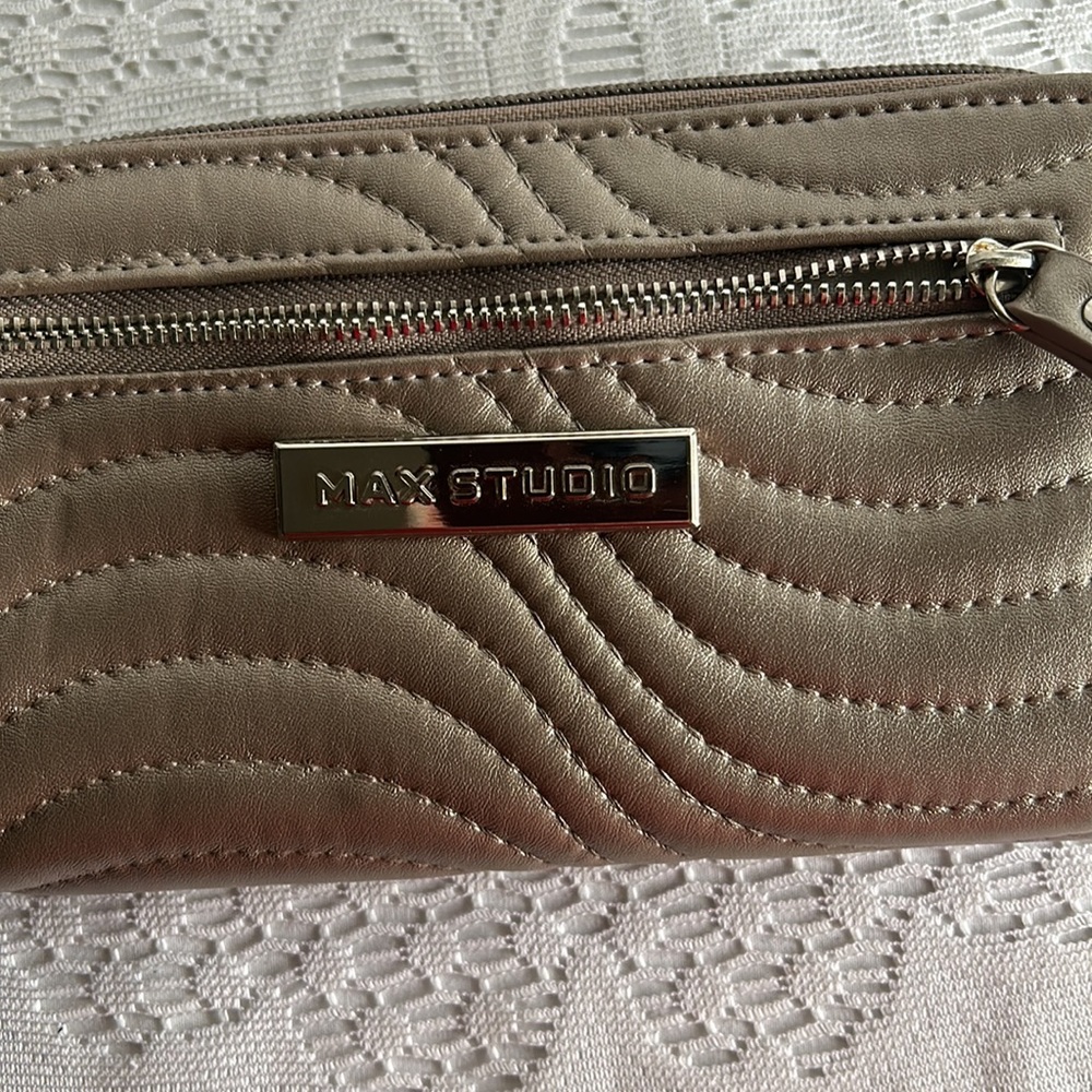 Ladies Wallet . - Picture 2 of 7